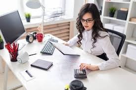 Professionista al lavoro su documentazione contabile