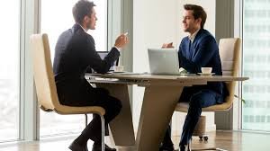 Due professionisti durante una consulenza sui requisiti finanziari